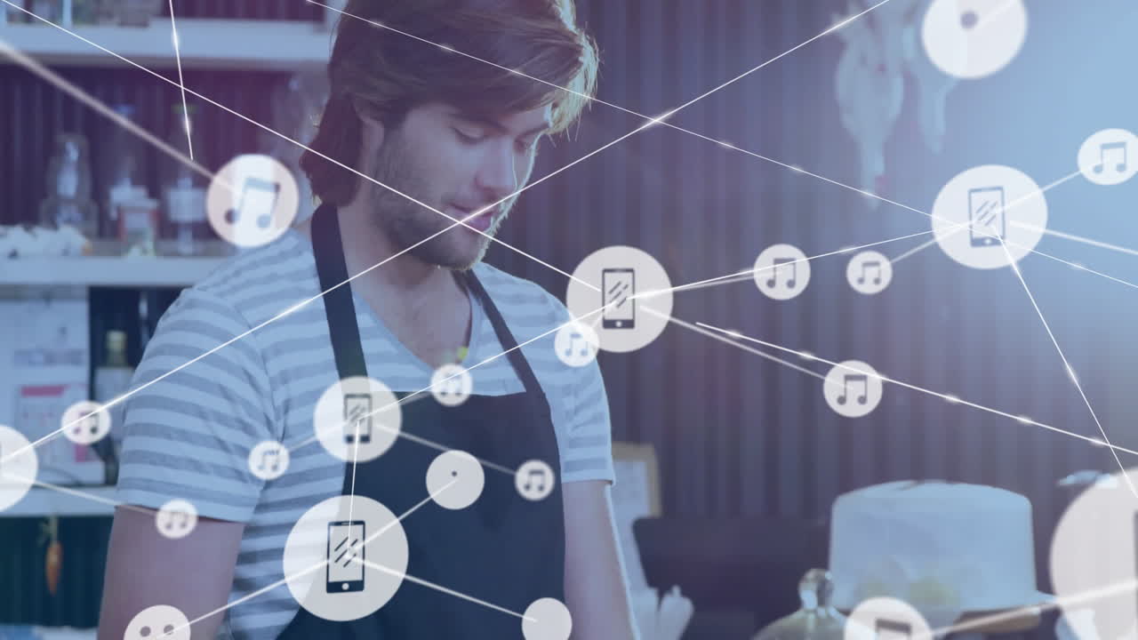 카페에서 태블릿을 가진 백인 남성 위의 기기 아이콘과 연결 네트워크의 애니메이션