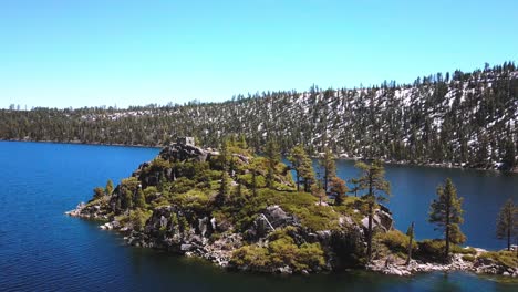 drone aéreo, lago tahoe en emerald bay, volando hasta la isla, montañas nevadas, día soleado, nevada, estados unidos