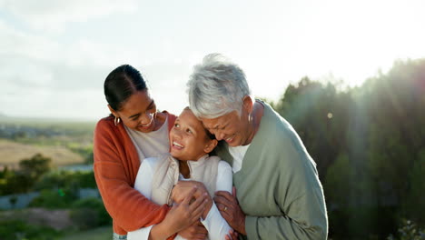 Familia,-Abrazo-Y-Niña-Con-Madre