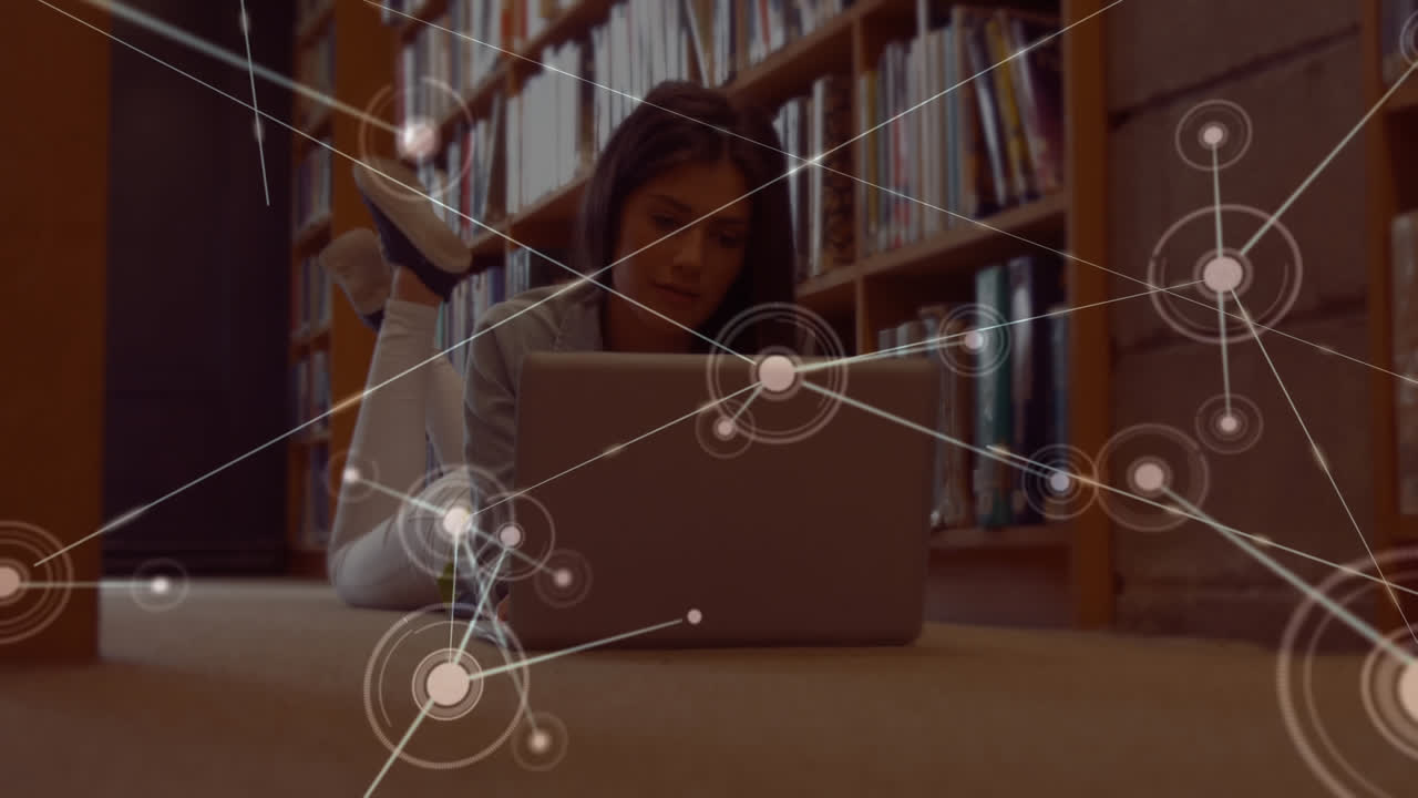 집에서 노트북을 사용하여 여성 학생을 통해 연결 네트워크의 애니메이션