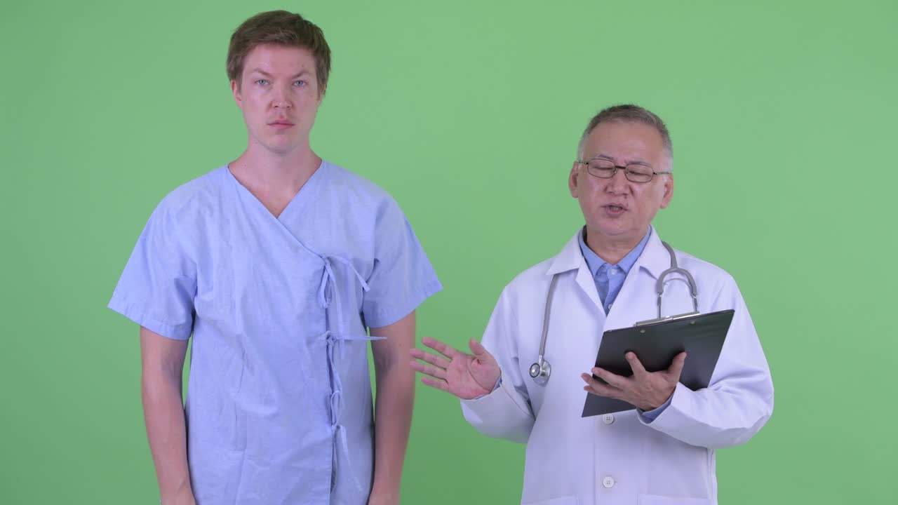 녹색 배경에 대한 남성 환자의 의사 대화 결과의 스튜디오