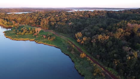 Flusslandschaft-Bei-Sonnenuntergang