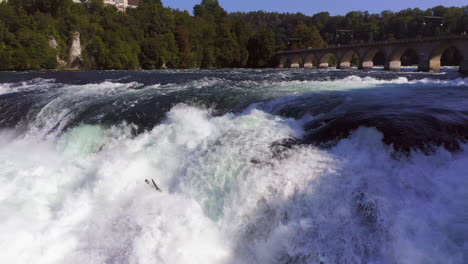 Toma-Panorámica-De-La-Cascada-Rugiente-Rheinfall-En-Schaffhausen-En-Suiza