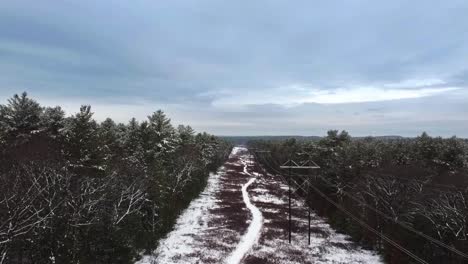 Luftaufnahmen-An-Einem-Stromleitungskorridor-Im-Osten-Von-Massachusetts