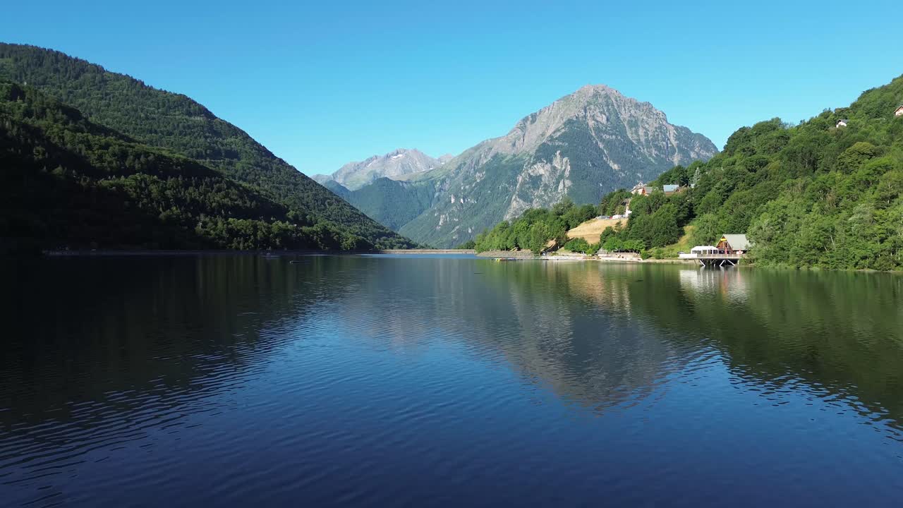 Volo di drone sopra un sereno lago alpino nelle Alpi francesi - ambiente naturale pacifico.