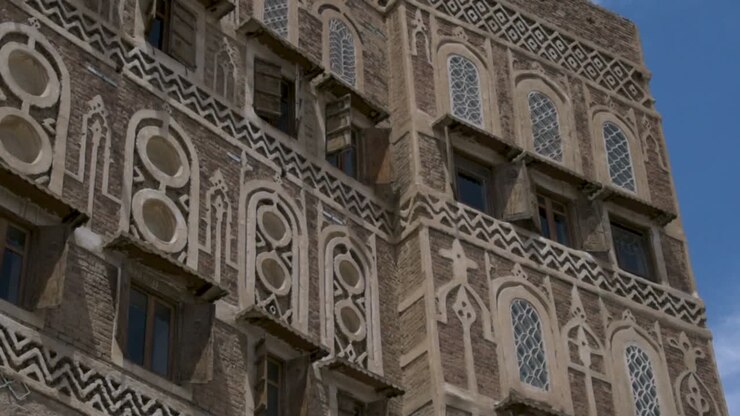 Primo piano di dettagli architettonici nella vecchia città di Sana'a, edificio in stile yemenita