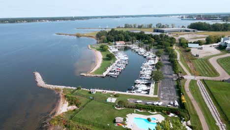 Vorzeigen-Eines-Luxusjachthafens-In-Muskegon,-Mi