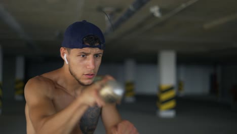 Boxeador-Masculino-Deportista-Entrena-Velocidad-Y-Coordinación-Con-Una-Pelota-De-Tenis,-Cámara-Lenta