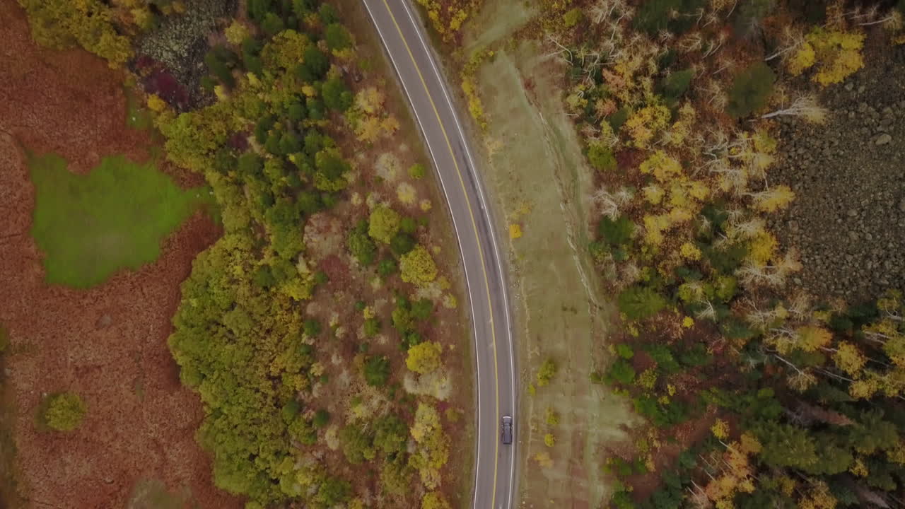가을 날 콜로라도의 구불구불한 산악 도로의 공중