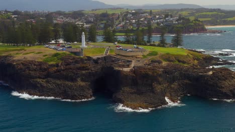 luz de kiama - faro de kiama cerca del agujero de kiama en la península en nsw, australia