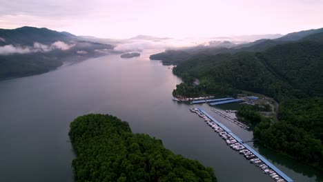 puerto deportivo en el lago watauga en el este de tennessee, lago watauga tennessee no lejos de bristol tennessee