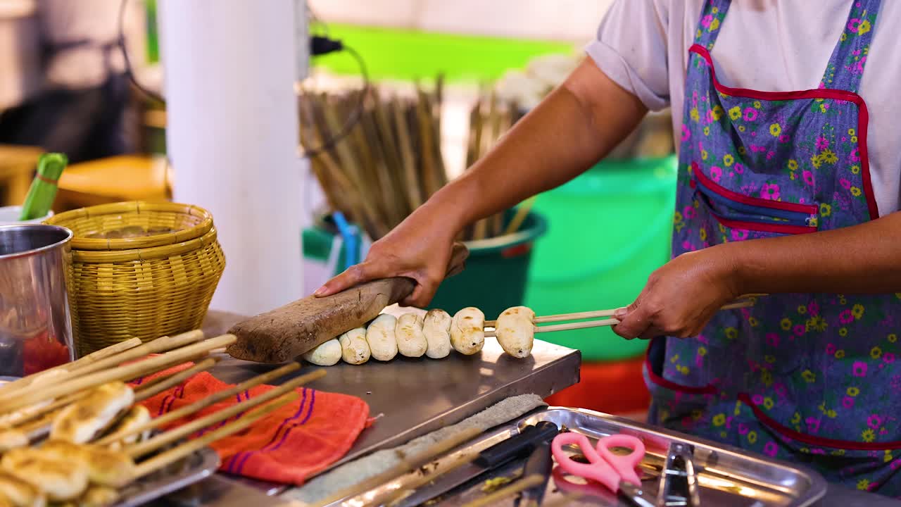 el vendedor prepara plátanos con salsa de coco dulce