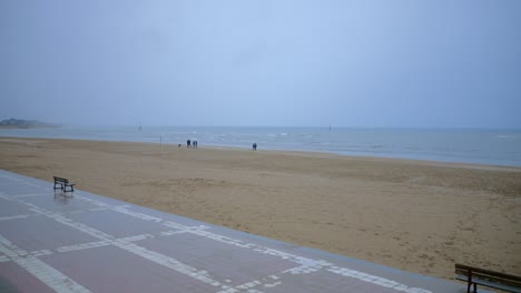 Schöner-Kinostrand-In-Der-Normandie-An-Einem-Bewölkten-Dramatischen-Tag