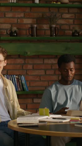 dos estudiantes estudiando en una cafetería