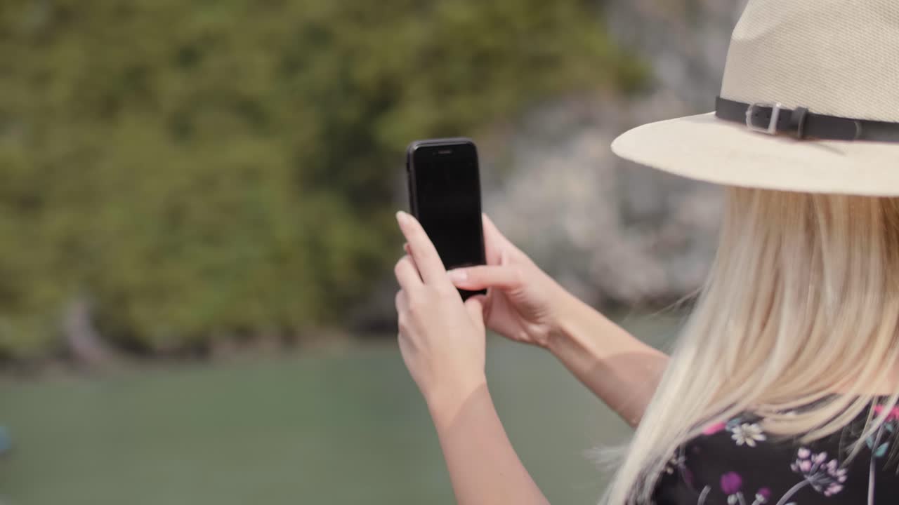 vista de mano de un turista tomando fotos con un teléfono móvil