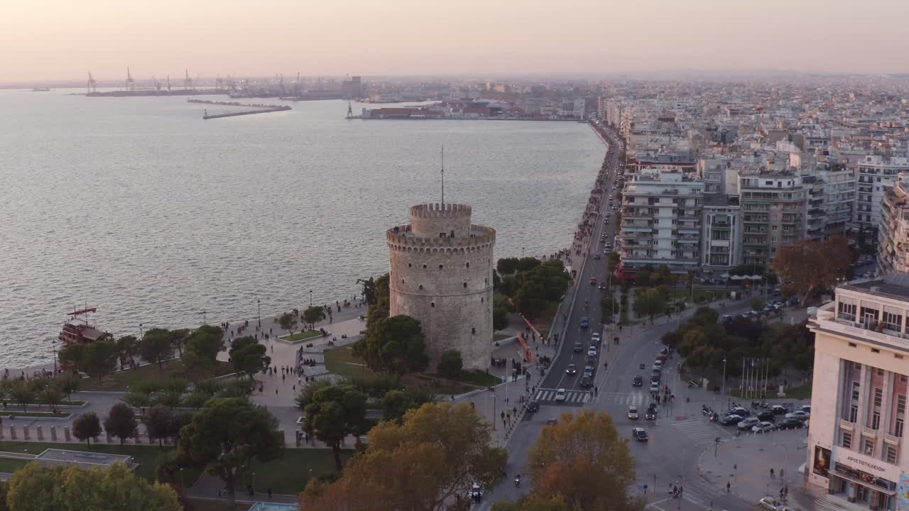 Luftfoto af Thessaloniki i skumringen.