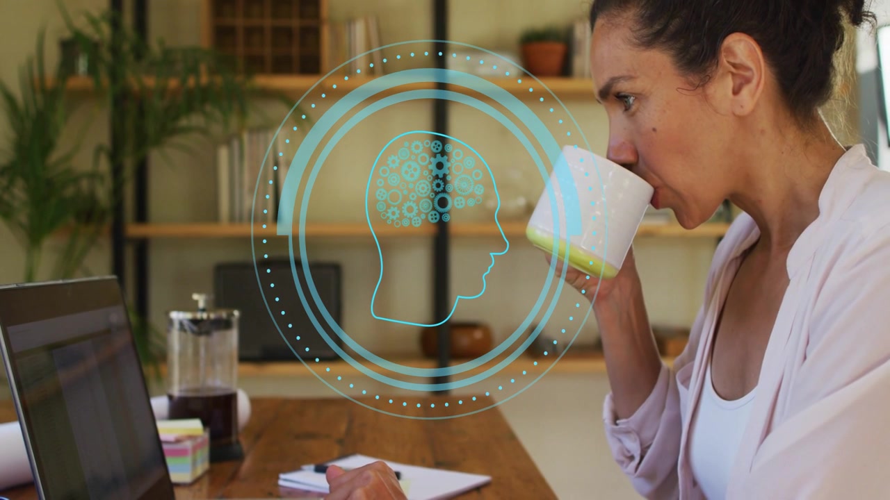 HUD che appare, donna che sorseggia da una tazza, digita e dà un'occhiata mentre i nodi cerebrali pulsano, mostrando idee.