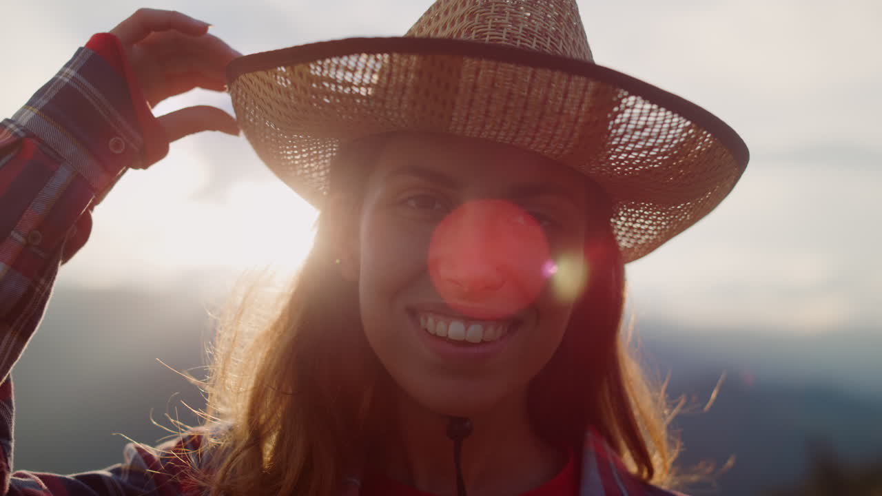 chica de viaje en primer plano sonriendo en las montañas la naturaleza al atardecer. modelo feliz descansando afuera