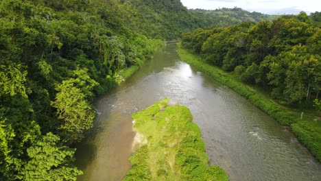 Vista-Aérea-Del-Río-Yaque-Del-Norte-Con-Una-Pequeña-Isla-Y-árboles,-Naturaleza-Y-Vida-Silvestre