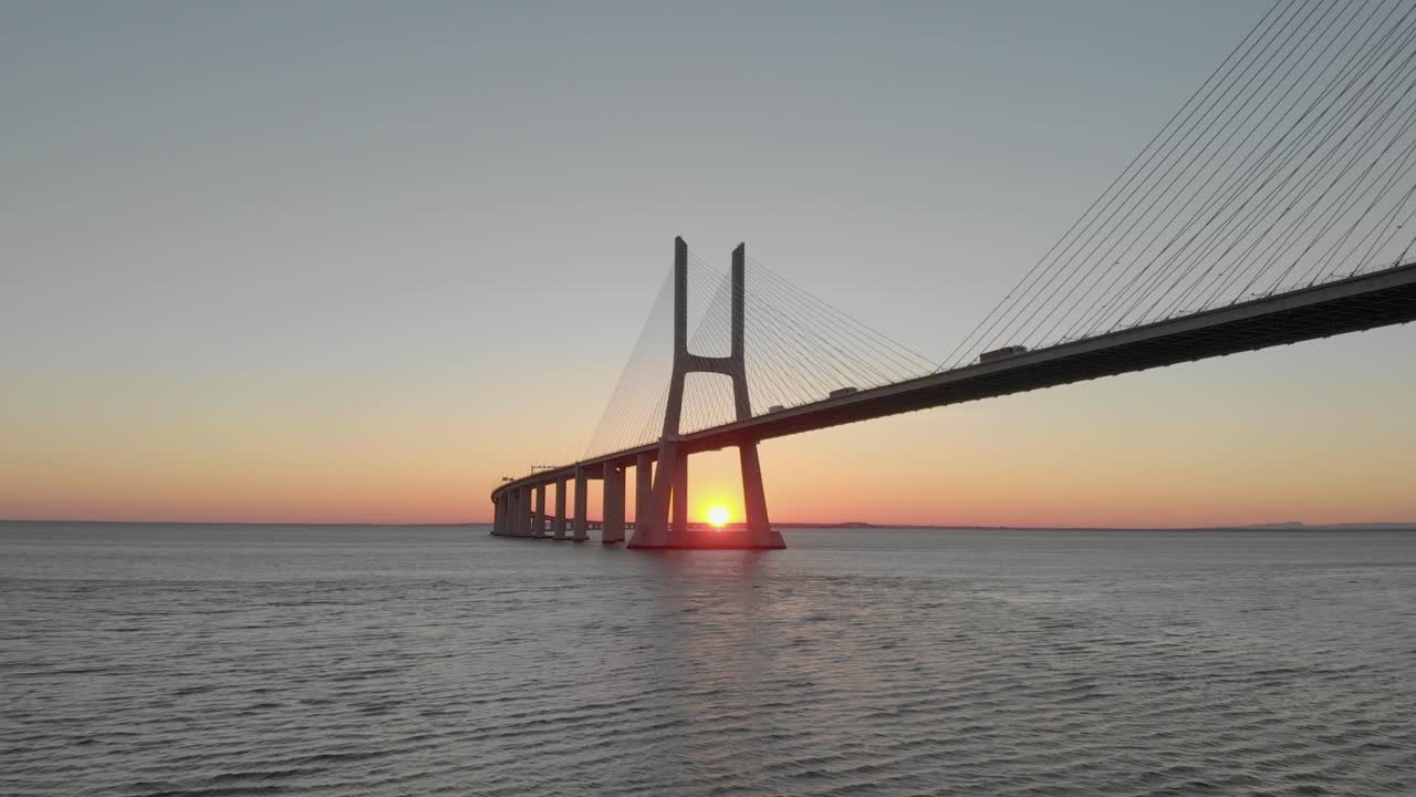 puesta evocadora sol dorado sobre el río tago detrás del puente vasco da gama