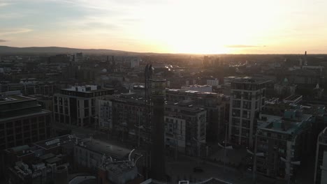 Atemberaubende-Goldene-Stunde-Am-Skyview-Tower-In-Dublin---4K-Filmmaterial-Aus-Der-Drohne---Irland