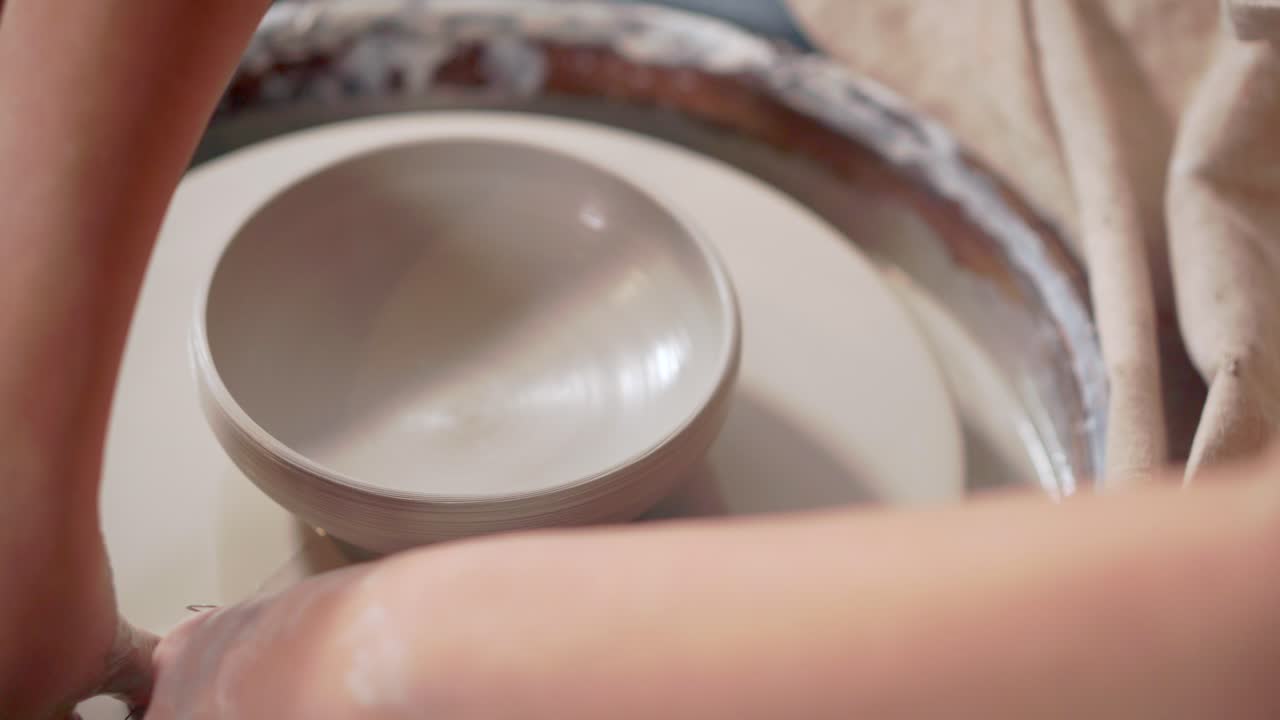 도자기 바 에서 일 하는 여자