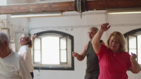 Plano-Medio-De-Personas-Mayores-Bailando-En-El-Estudio-Después-Del-Entrenamiento