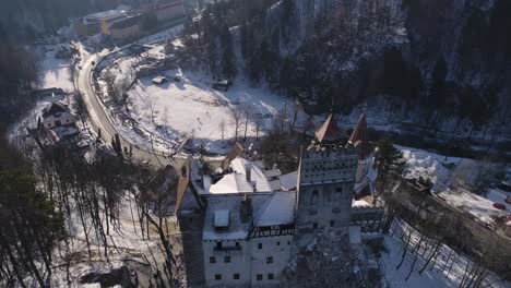 Sobrevuelo-Del-Castillo-De-Bran-En-Brasov,-Rumania-En-Una-Tarde-Soleada-Durante-El-Invierno