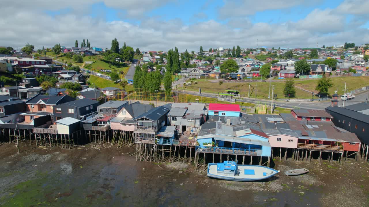 드론 플라이오버: 유명한 다채로운 스 홈, 카스트로 칠로 섬, 칠레