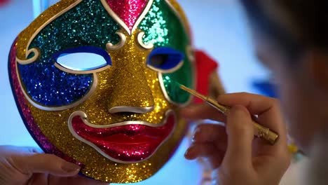 una pintura de máscara de carnaval colorida
