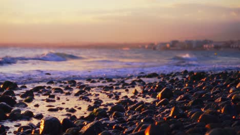 Olas-Y-Rocas-En-La-Orilla-Después-De-La-Puesta-Del-Sol