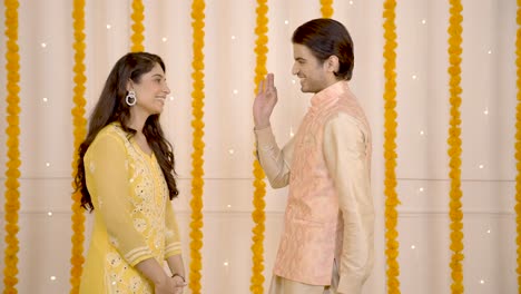 una pareja india que se aprecia mutuamente