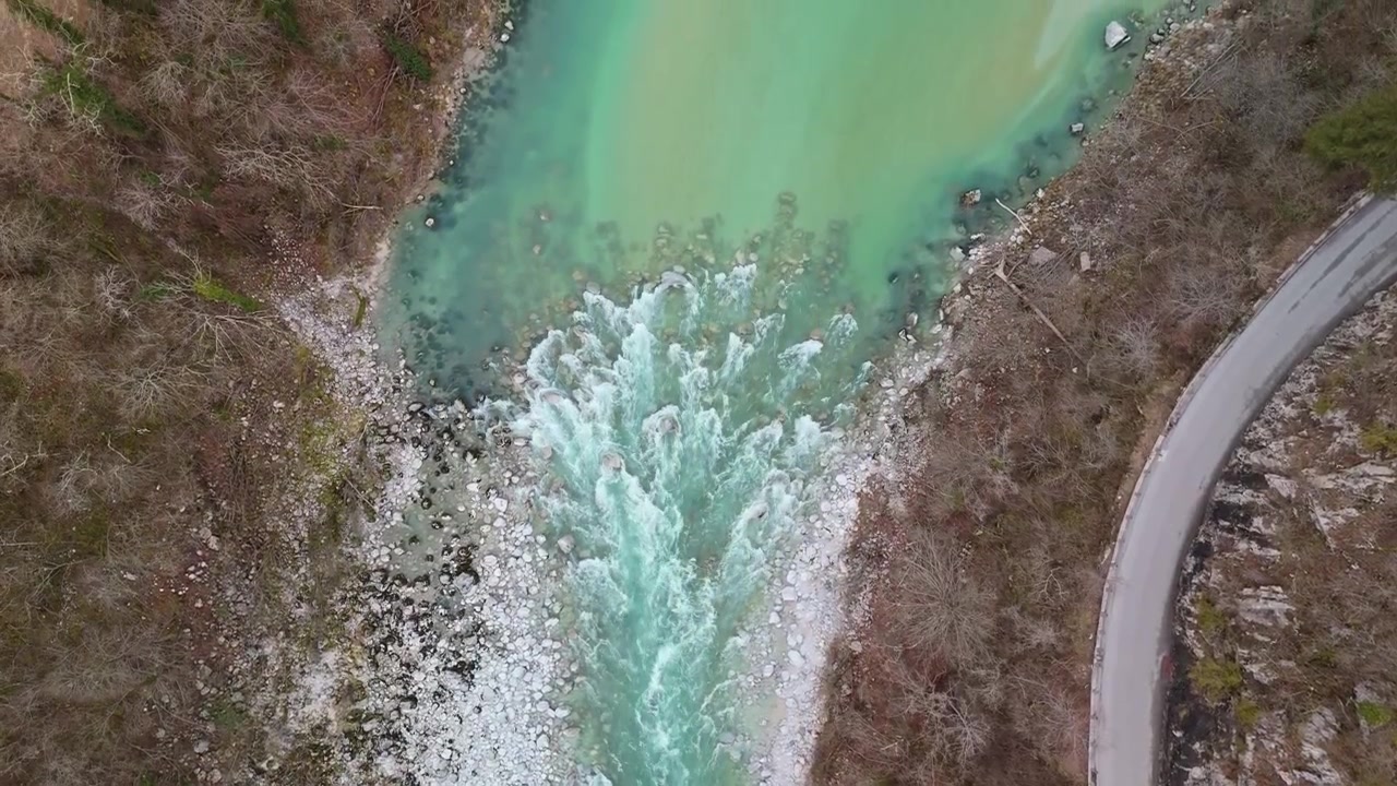 Thung lũng Soča gần Kobarid, Slovenia, dòng sông Alpine màu xanh ngọc bích chảy qua những ngọn núi rừng và bờ đá trong phong cảnh mùa đông, được ghi lại bằng drone