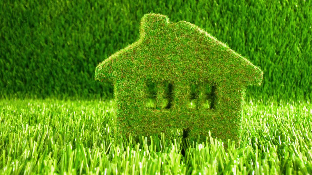 Piccola casa ecologica sull'erba verde. Sfondo con concetto ecologico