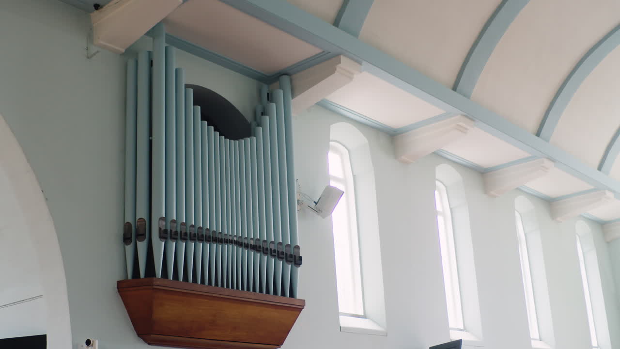 현대적인 깨끗한 흰색 교회 내부의 아름다운 대형 오르간 파이프