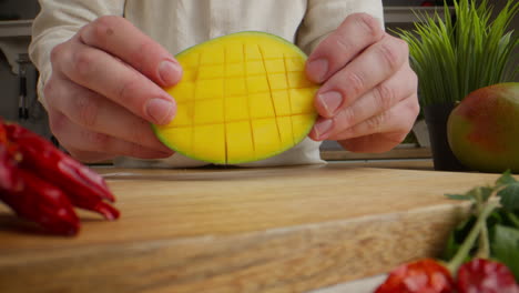 cortando un mango