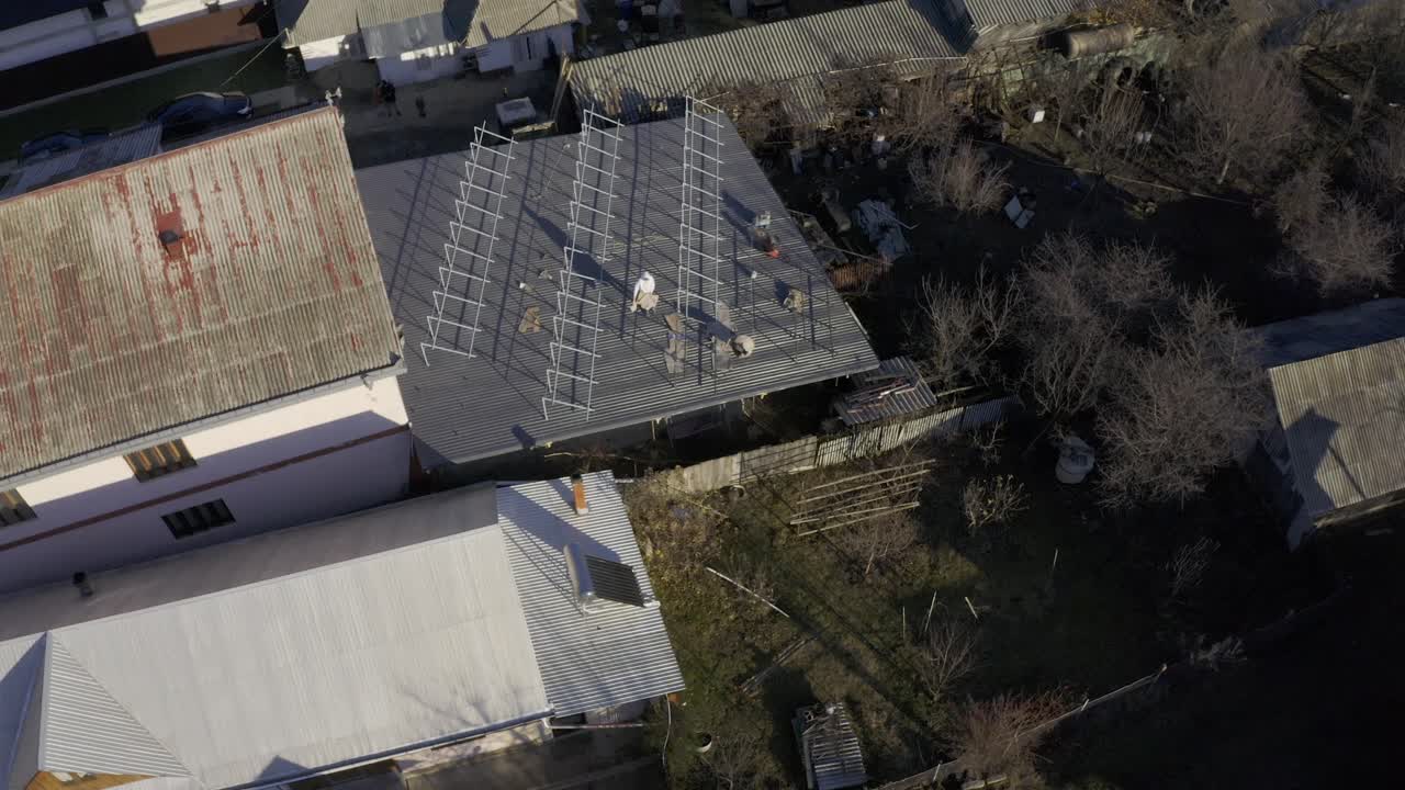 casas de barrio preparando un espectáculo de fuegos artificiales.