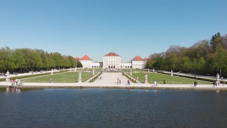 Schöner-Palast-In-Nymphenburg-München-Deutschland-Von-Oben-Mit-Einem-Dji-Mavic-Air,-Der-Wasser-Und-Schöne-Gärten-Zeigt