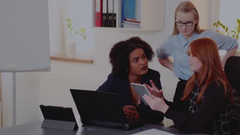 mujer de negocios explicando la estrategia a sus colegas