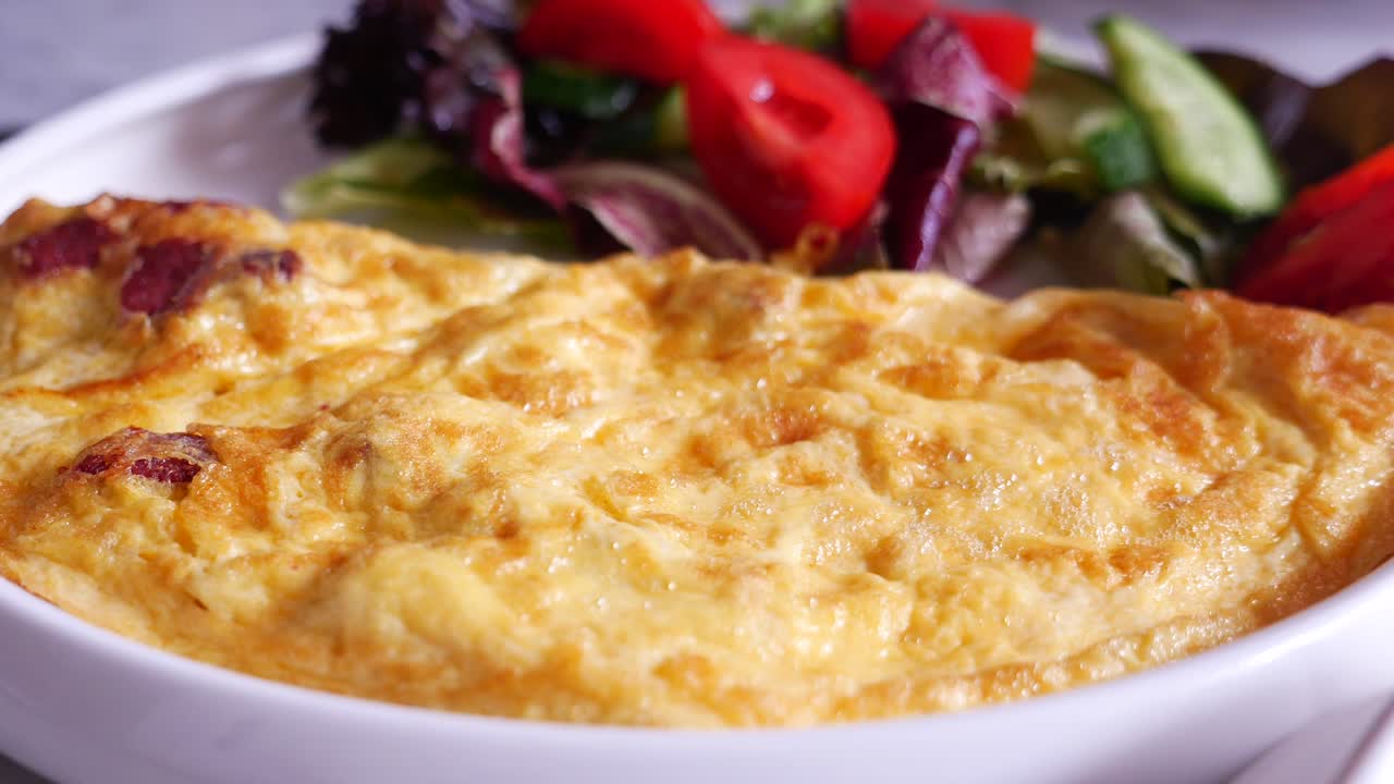 una deliciosa tortilla con un lado de ensalada fresca