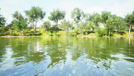 Hermoso-Jardín-Del-Lago-Con-Reflejo