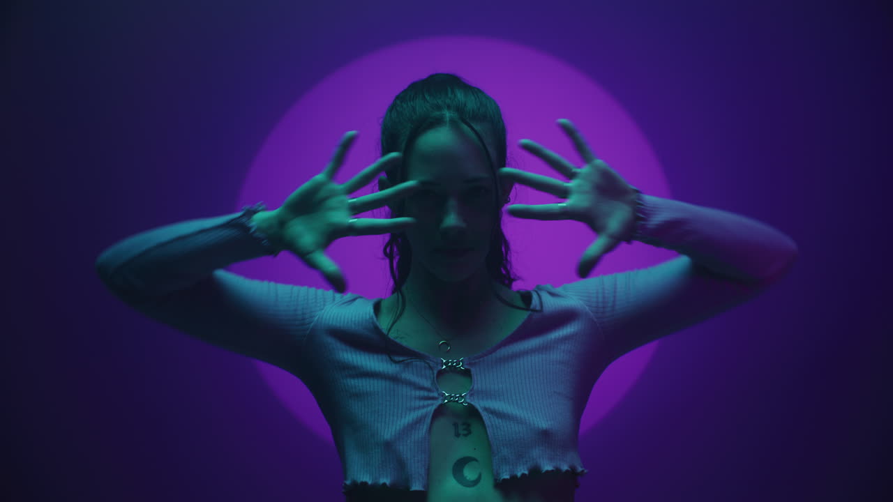 retrato de neón de una mujer