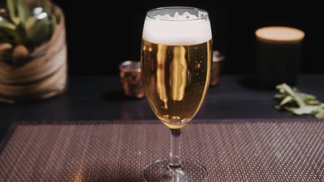 kommerzieller look für bier auf dem tisch