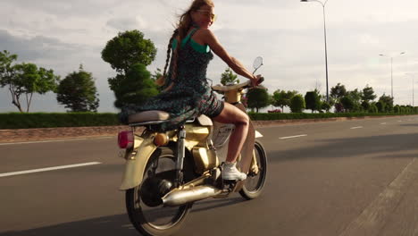 Mujer-Montando-Moto-En-Cámara-Lenta-A-Lo-Largo-De-La-Carretera-En-Cámara-Lenta