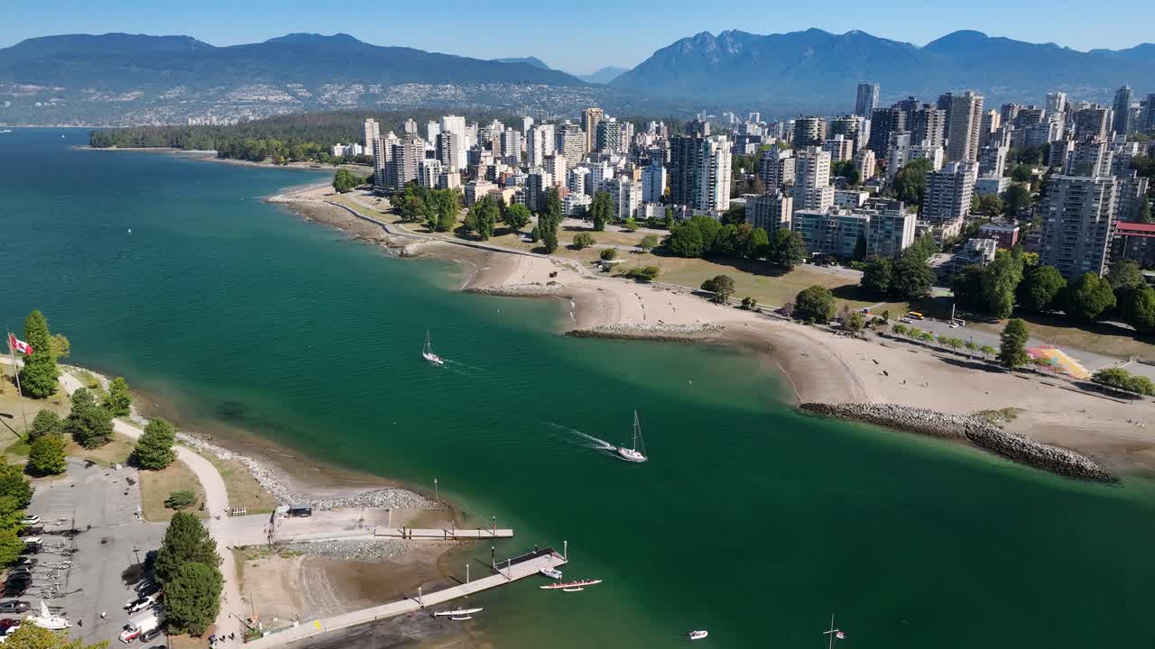 velero de crucero en el falso arroyo a lo largo de la playa del atardecer en el extremo oeste, vancouver, bc, canadá