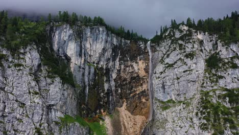 alpes austríacos cascada tormenta se acerca al borde de la montaña