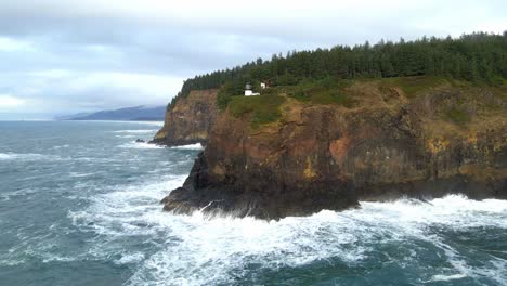 Meereswellen-Krachen-In-Klippen-An-Der-Küste-Von-Oregon.-Luftaufnahme-über-Dem-Leuchtturm-Von-Cape-Meares