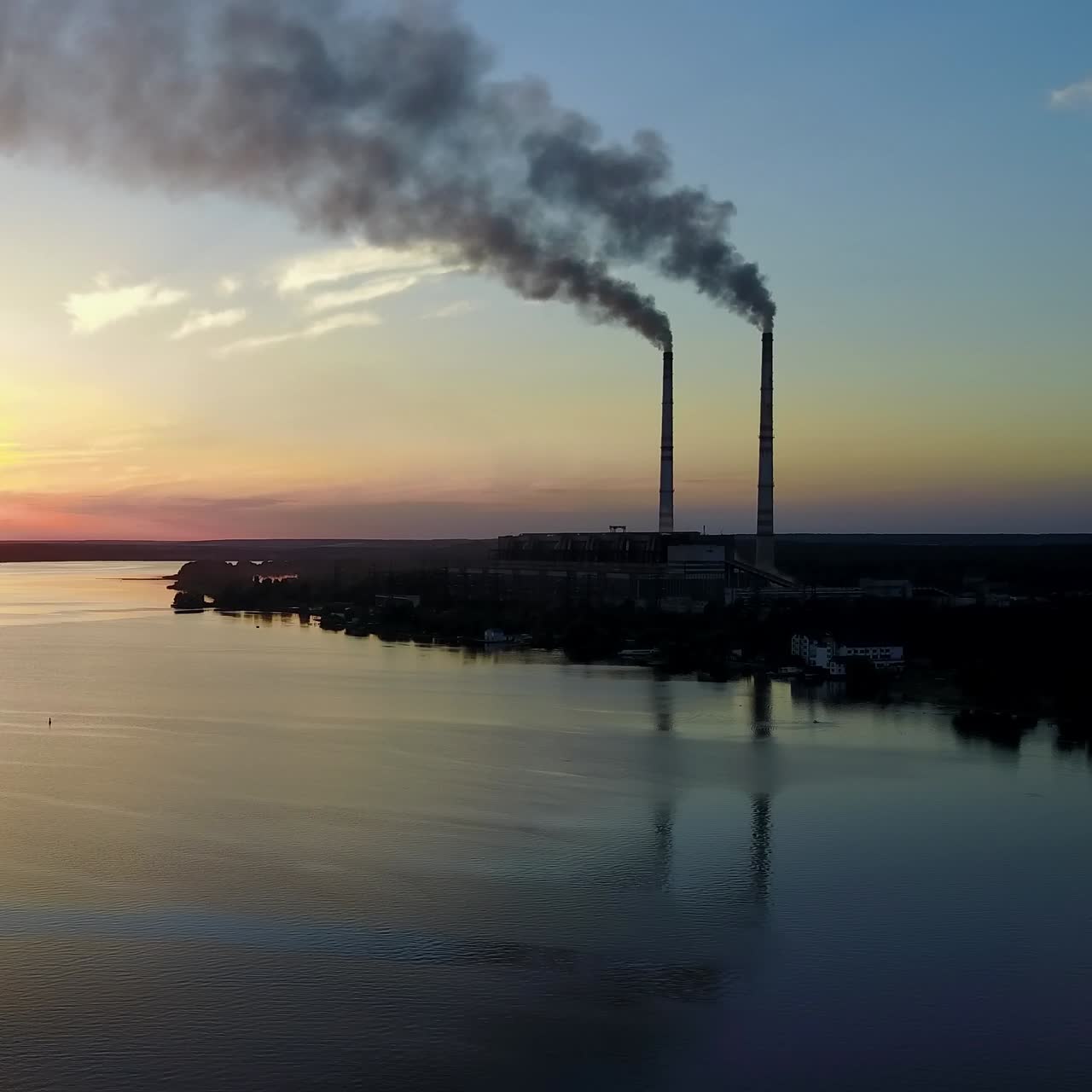 tubi di fabbrica che inquinano l'aria