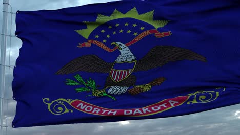 bandera de dakota del norte ondeando en el viento contra profundas nubes hermoso cielo