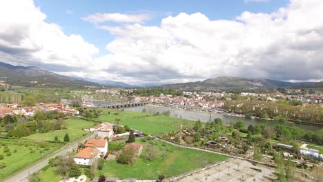 Toma-Aérea-Ciudad-De-Ponte-De-Lima-Y-Río-Lima-En-Portugal